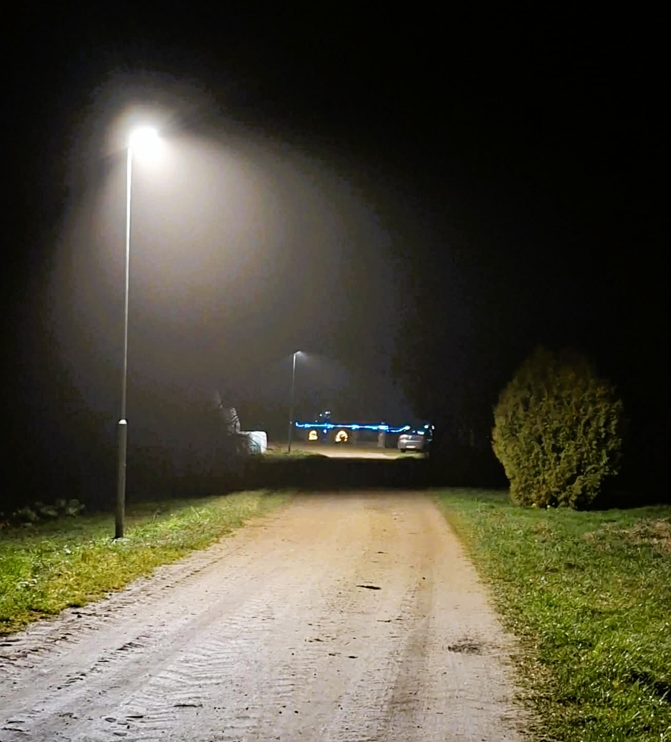 Juodupėnų kaime seni natrio lempų šviestuvai pakeisti naujais LED šviestuvais Juodupėnų kaime seni natrio lempų šviestuvai pakeisti naujais LED šviestuvais