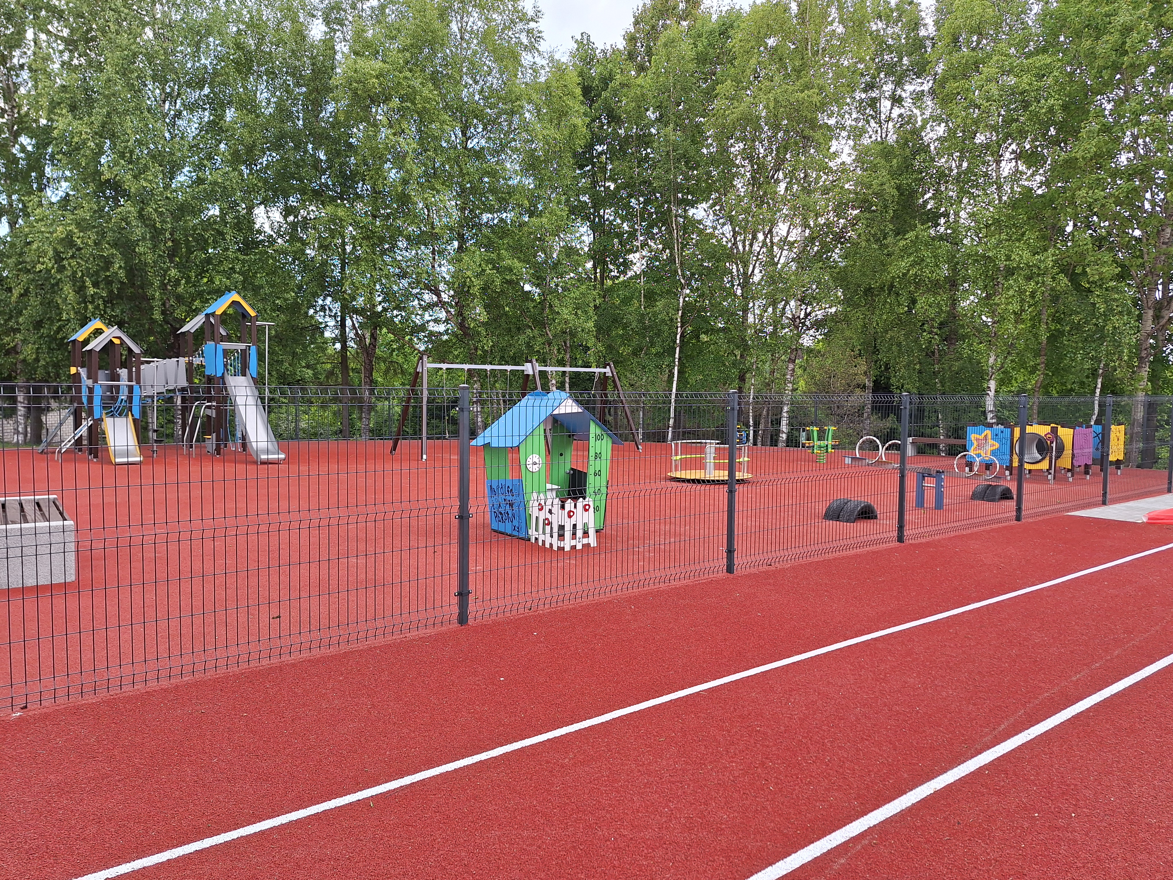 Oficialiai atidarytas rekonstruotas Salantų gimnazijos stadionas Oficialiai atidarytas rekonstruotas Salantų gimnazijos stadionas