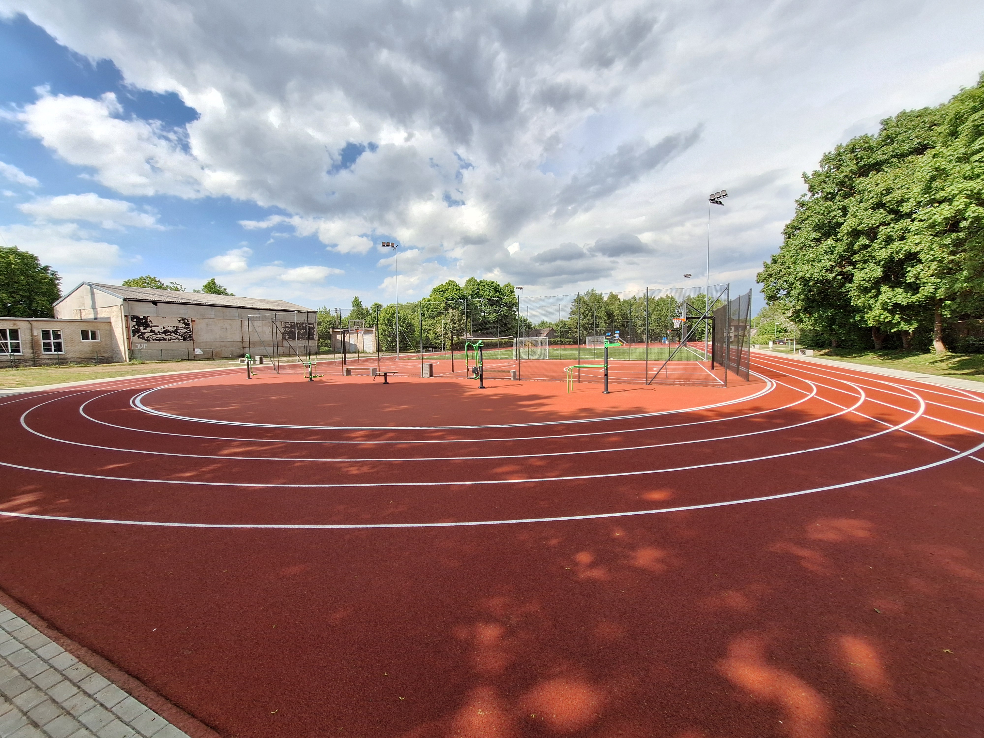 Oficialiai atidarytas rekonstruotas Salantų gimnazijos stadionas Oficialiai atidarytas rekonstruotas Salantų gimnazijos stadionas