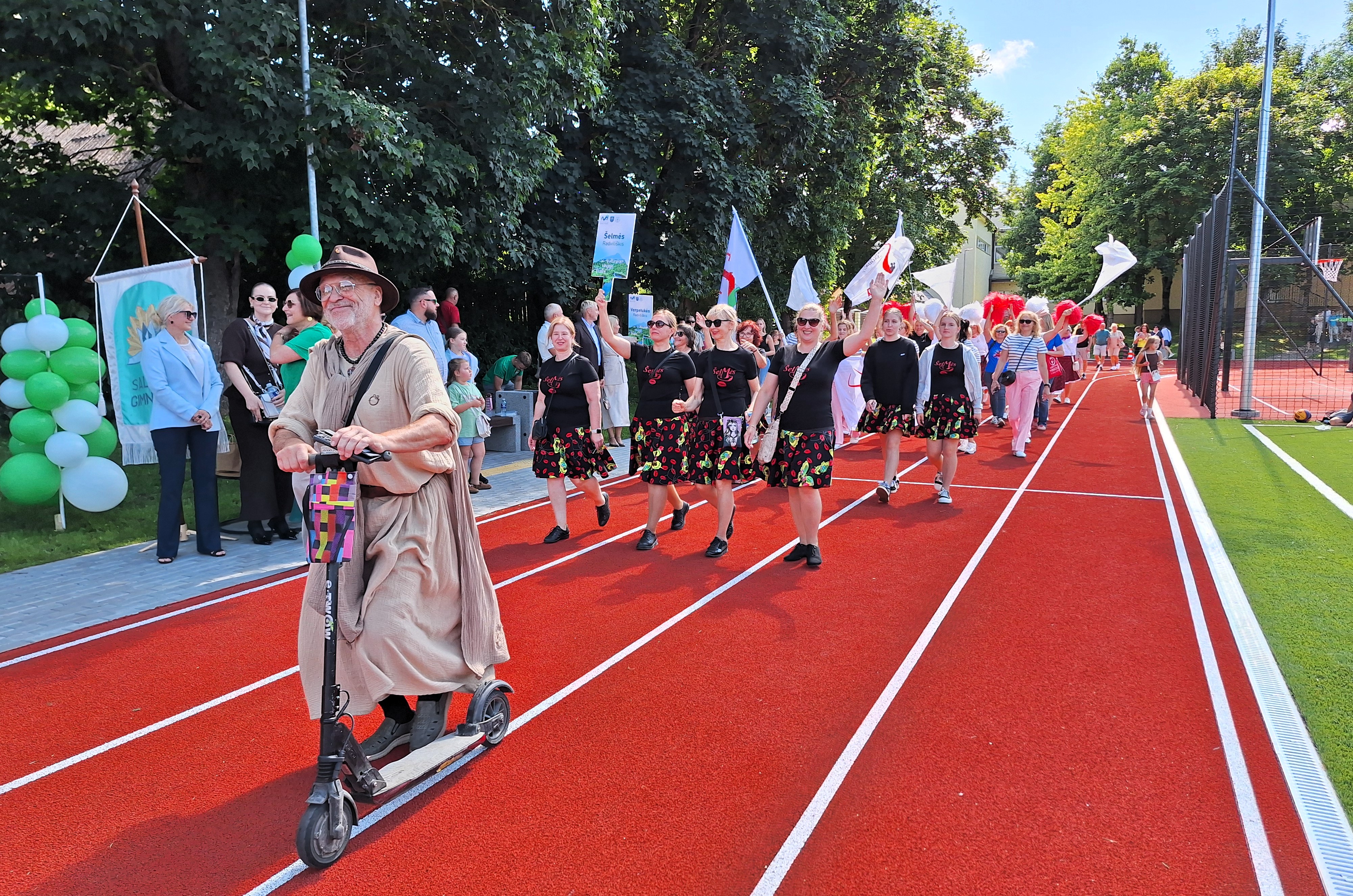 Oficialiai atidarytas rekonstruotas Salantų gimnazijos stadionas Oficialiai atidarytas rekonstruotas Salantų gimnazijos stadionas