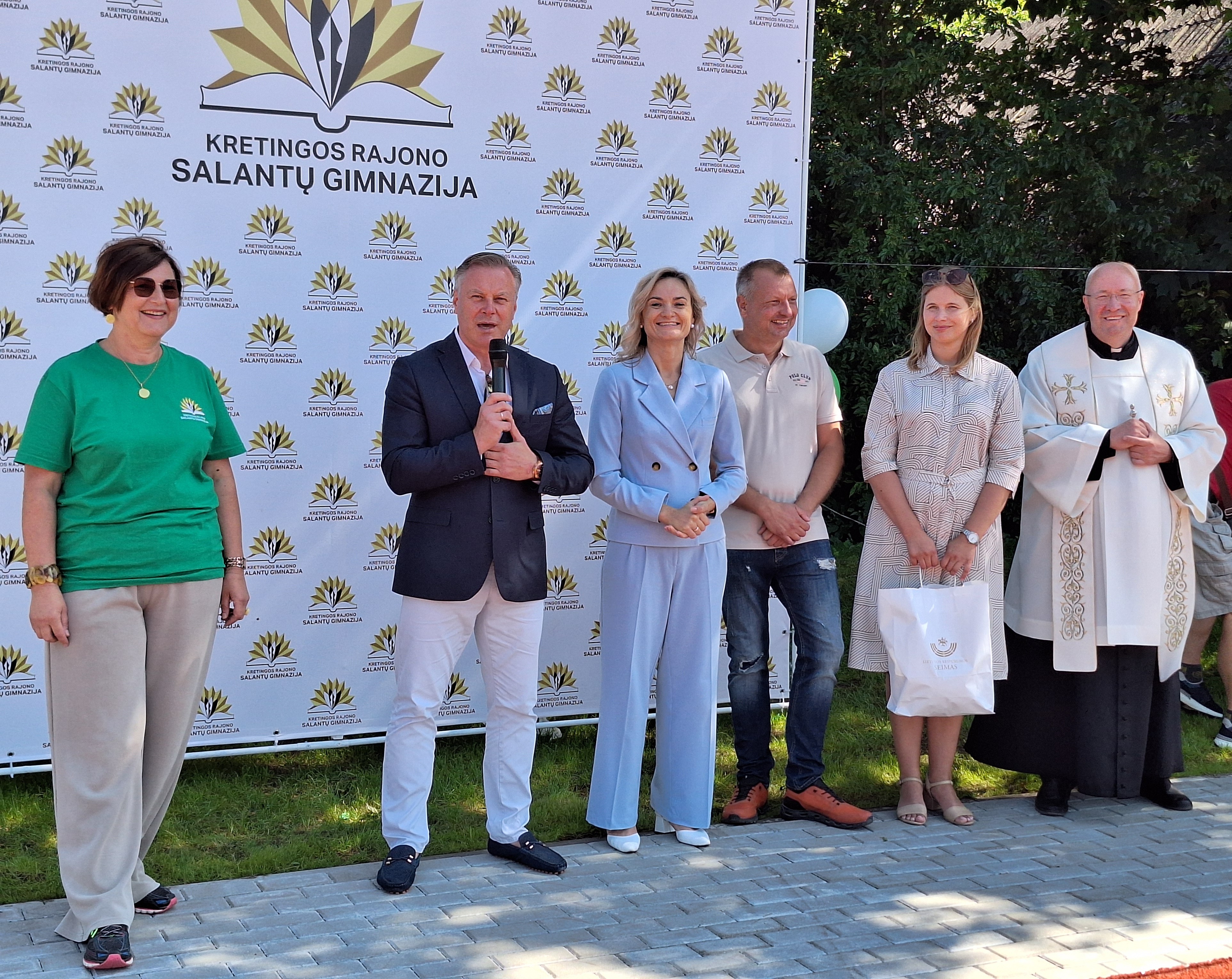 Oficialiai atidarytas rekonstruotas Salantų gimnazijos stadionas Oficialiai atidarytas rekonstruotas Salantų gimnazijos stadionas
