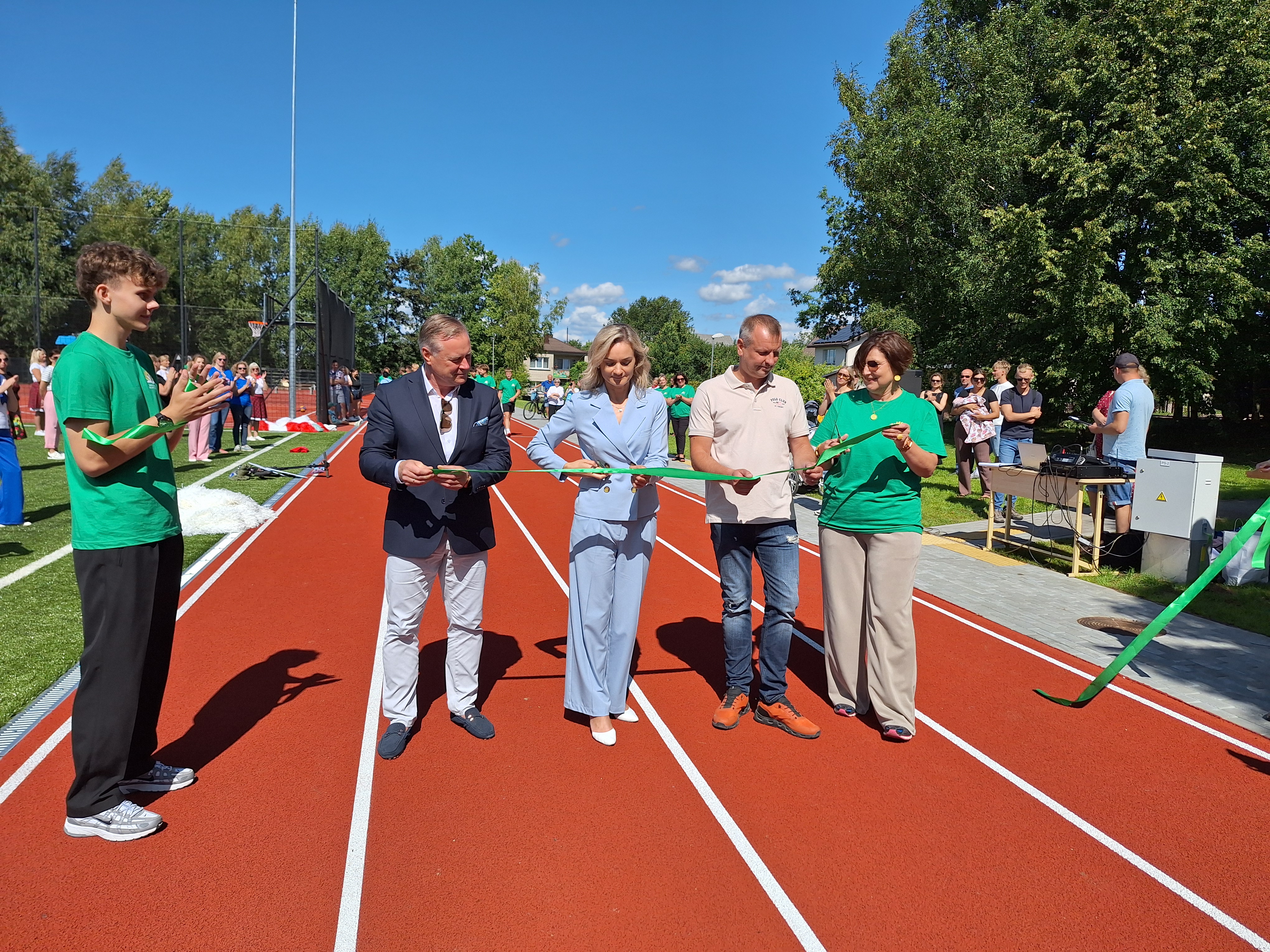 Oficialiai atidarytas rekonstruotas Salantų gimnazijos stadionas Oficialiai atidarytas rekonstruotas Salantų gimnazijos stadionas