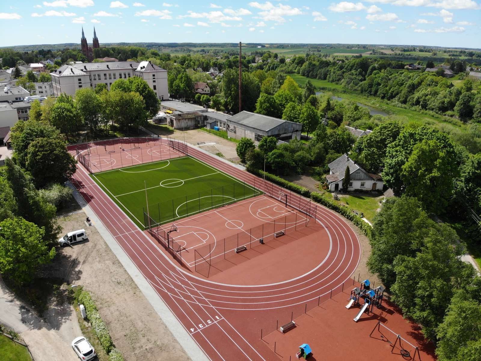 Oficialiai atidarytas rekonstruotas Salantų gimnazijos stadionas Oficialiai atidarytas rekonstruotas Salantų gimnazijos stadionas