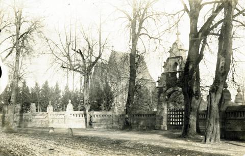 Daugiau nei prieš 130 metų statyta koplyčia Grafų Tiškevičių šeimos mirusiesiems XX a. 3-iojo dešimtmečio Alfonso Survilos nufotografuotame vaiz Daugiau nei prieš 130 metų statyta koplyčia Grafų Tiškevičių šeimos mirusiesiems XX a. 3-iojo dešimtmečio Alfonso Survilos nufotografuotame vaizde