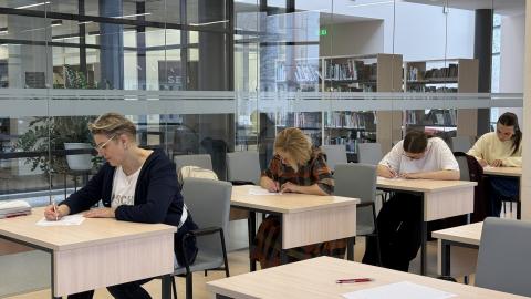 Lietuvių kalbos mylėtojus vėl sukvietė Nacionalinis diktantas Lietuvių kalbos mylėtojus vėl sukvietė Nacionalinis diktantas