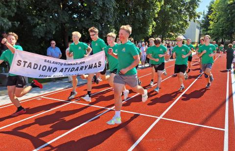 Oficialiai atidarytas rekonstruotas Salantų gimnazijos stadionas Oficialiai atidarytas rekonstruotas Salantų gimnazijos stadionas
