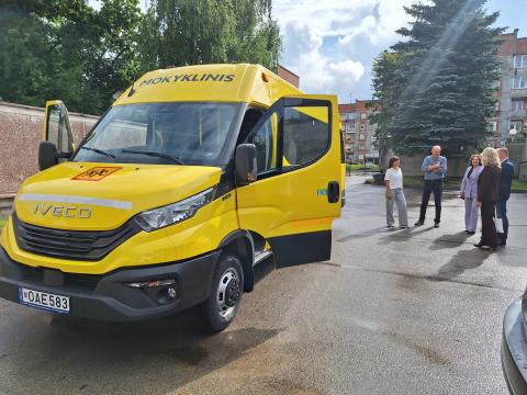 Kretingos M. Daujoto progimnazijai – naujas mokyklinis mikroautobusas