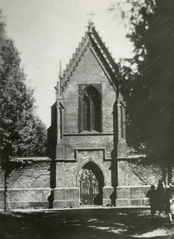 Grafų Tiškevičių šeimos ramybę saugantis koplyčios-mauzoliejaus pastatas 1933 m. 