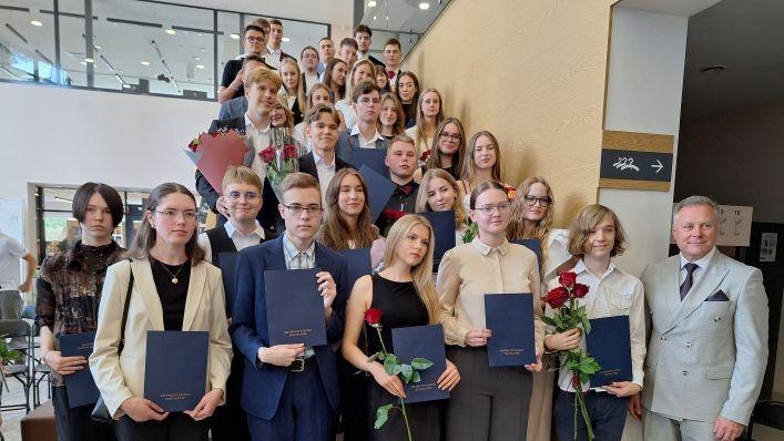 Abiturientams – padėkos ir premijos už puikius egzaminų rezultatus Abiturientams – padėkos ir premijos už puikius egzaminų rezultatus
