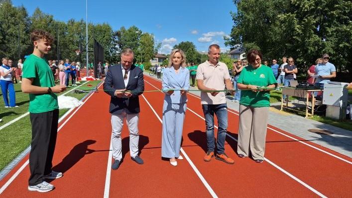 Oficialiai atidarytas rekonstruotas Salantų gimnazijos stadionas