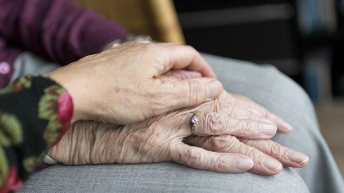 Kreipkitės pagalbos dėl be priežiūros namuose negalinčių likti asmenų