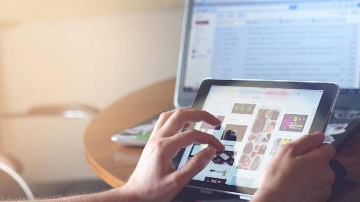Raginame tėvelius atkreipti dėmesį į vaikų elgesį internete
