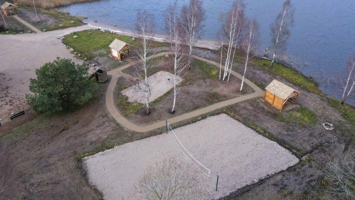 Sutvarkyta Lazdininkų tvenkinio pakrantė