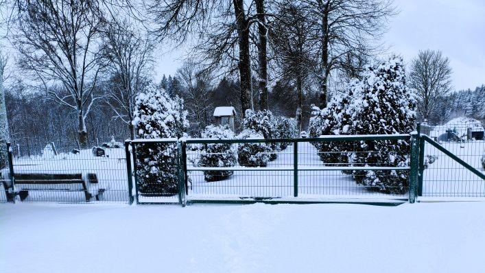 pakeista Mikoliškių kaimo kapinių tvoros dalis,  įrengti nauji stumdomi vartai